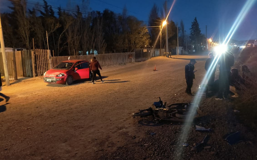 Un choque entre un auto y una moto dejó dos personas lesionadas