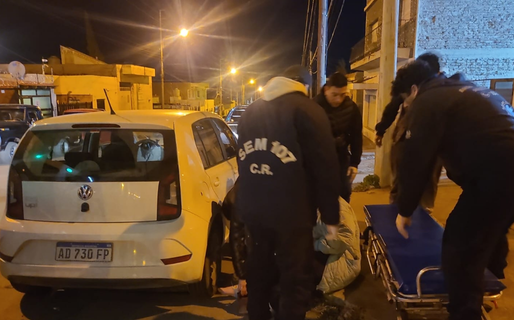 Una mujer fue trasladada al Hospital tras protagonizar un choque entre una moto y un auto