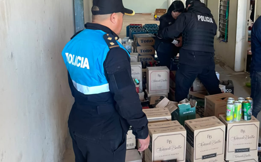 Allanaron un local clandestino en Km 8: secuestraron una gran cantidad de bebidas alcohólicas