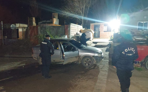 Escuchó un estruendo y encontró su auto incendiándose