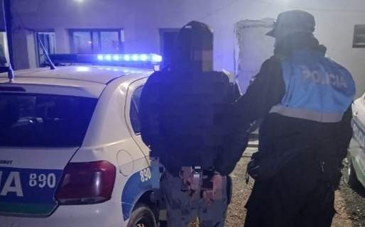 Discutió con su pareja, la golpeó con una pava y terminó detenido