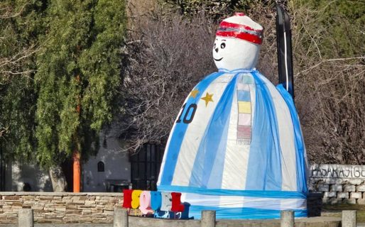 El tradicional muñeco de nieve de Esquel se vistió con la camiseta de la Selección Argentina
