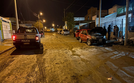 Roció una camioneta con líquido inflamable, la prendió fuego y huyó