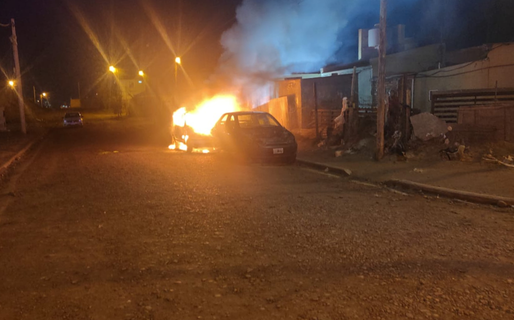 Otro vehículo fue incendiado de madrugada y el fuego alcanzó a un segundo rodado