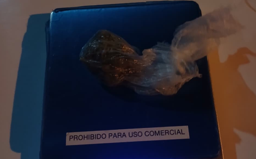 Caminaba por el barrio, notó la presencia policial y arrojó un envoltorio con cocaína y marihuana
