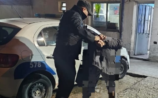 Intentó robar una fotocélula en una vivienda escolar y terminó detenido a pocas cuadras
