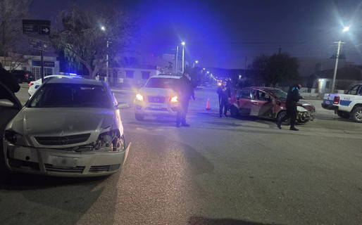Dos autos protagonizaron un choque sobre Avenida Canadá: un acompañante debió ser trasladado al hospital