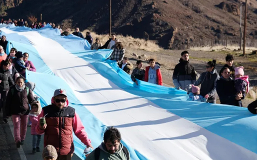 Esquel quiere hacer historia con la bandera más larga del país