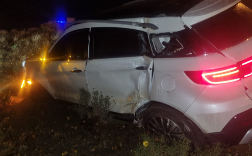 Perdió el control de su vehículo al ingresar a una rotonda y chocó contra un poste de luz