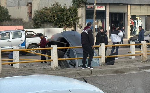 Siniestro vial en Avenida Roca: Un auto terminó dentro del canal evacuador