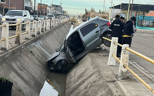 Un auto cayó al canal de la avenida Roca tras chocar contra una camioneta