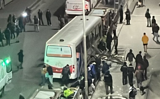 Un colectivo se subió a la vereda y atropelló a varias personas y mató a una