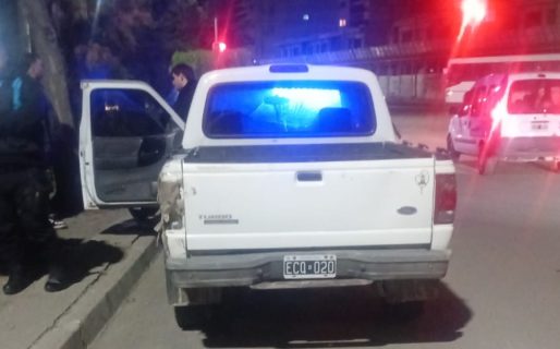 Intentaron prender fuego un auto en Kilómetro 8, escaparon en camioneta y los detuvieron en el Centro