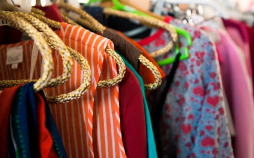 Cáritas organiza una feria de ropa para recaudar fondos destinados a alimentos de familias necesitadas
