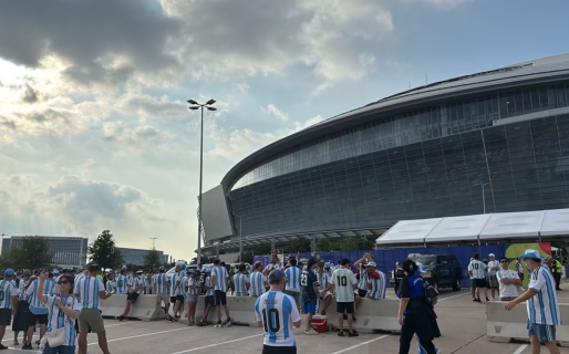 Cientos de hinchas llegaron hasta la puerta del estadio y no pudieron entrar al partido vs. Austria
