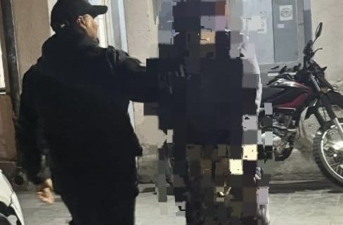 Golpeó a una mujer para robarle la cartera y terminó detenido