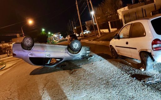 Borracho al volante, chocó varios autos y terminó volcando