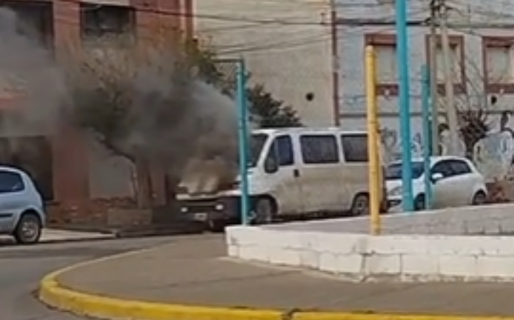 Un auto estacionado comenzó a prenderse fuego