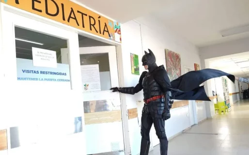 Batman solidario impulsa una colecta de figuritas y álbumes para niños internados