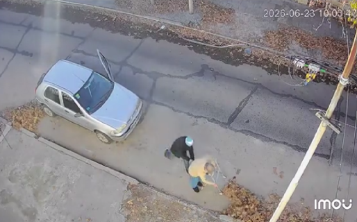 Le robaron el celular a un abuelo de 88 años mientras barría la vereda de su casa