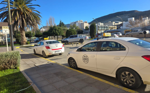 Taxistas denuncian que las tarifas siguen congeladas mientras el combustible vuela y la crisis aprieta