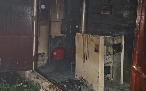 Un termotanque ardió en llamas y puso en riesgo una casa