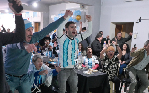 Torres festejó el triunfo de la Selección con vecinos de Trelew