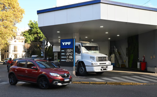 El precio internacional del petróleo bajó casi 10%, ¿bajará el precio de la nafta en la Argentina?