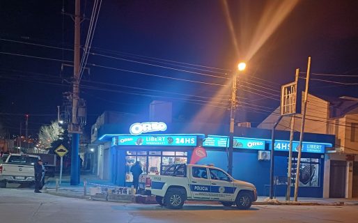 Ataque nocturno: Destrozó la puerta de un minimarket 24 horas y fue detenido
