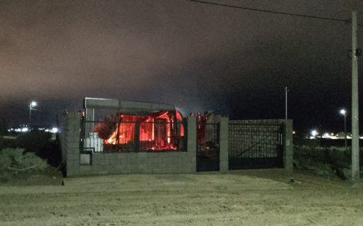 Un incendio destruyó por completo una vivienda prefabricada en el barrio Bella Vista Sur