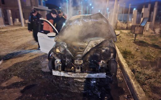 Salió por olor a quemado y encontró su auto envuelto en llamas