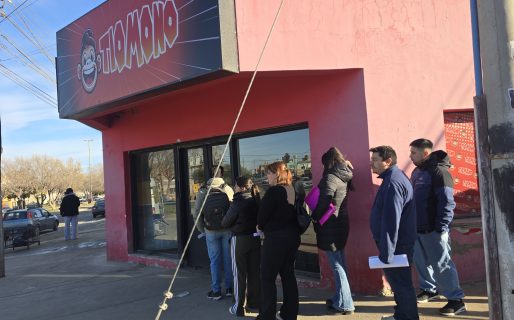 Masiva convocatoria para cubrir 20 puestos en la hamburguesería “Tío Mono”