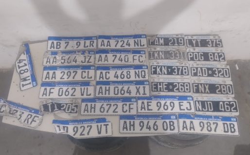 Buscan a los dueños de decenas de patentes perdidas en la Avenida Yrigoyen tras la marejada