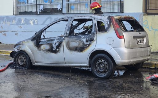 <strong>Incendio de un vehículo en pleno centro: Los daños fueron totales </strong>