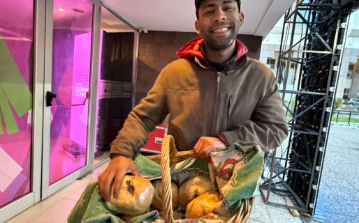 Pan con chicharrón y «sabor a familia», la propuesta artesanal de un joven que recorre el Centro y los barrios