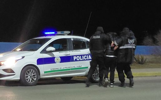 Despistó en la Avenida Ducós, se negó al test de alcoholemia e intentó pelear con la policía