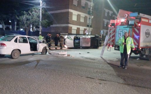 Fuerte choque y vuelco en calle Pellegrini: dos personas fueron trasladadas al hospital