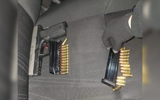 La requisa de un vehículo abandonado reveló una pistola 9 milímetros y cargadores
