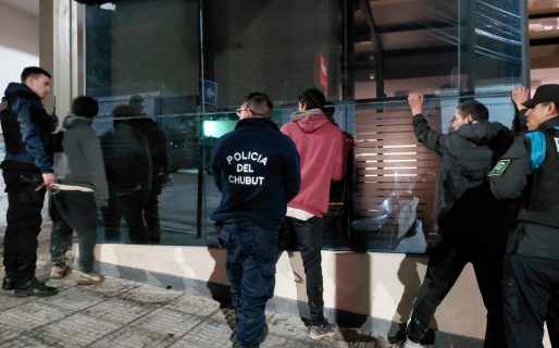 Intentaron ingresar a un conocido mayorista a barretazos y terminaron detenidos