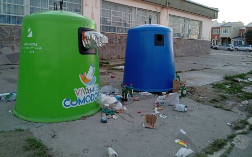 Vecinos denuncian iglúes desbordados de vidrios y basura en distintos puntos de Comodoro