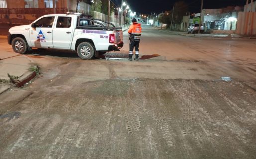 El invierno llegó para quedarse: Desde Defensa Civil le solicitan a los vecinos evitar arrojar agua en las veredas
