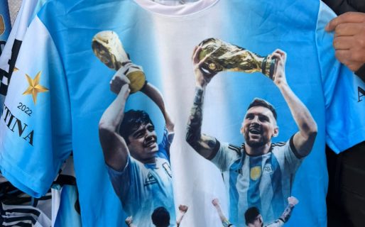 Furor comodorense por las camisetas de Messi y Maradona