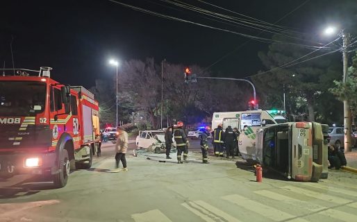 Una camioneta volcó tras un violento choque en calle Pellegrini