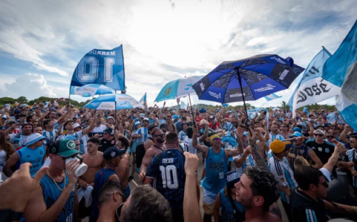Los hinchas argentinos hacen un banderazo en Miami antes del partido de la Selección con Cabo Verde