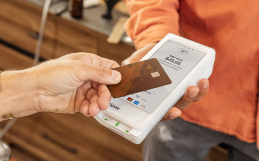 Las compras con tarjetas de crédito cortaron cinco meses de caída y volvieron a crecer en junio