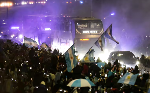 Regreso con gloria: los jugadores saludaron desde un micro descapotable y fueron ovacionados por los hinchas