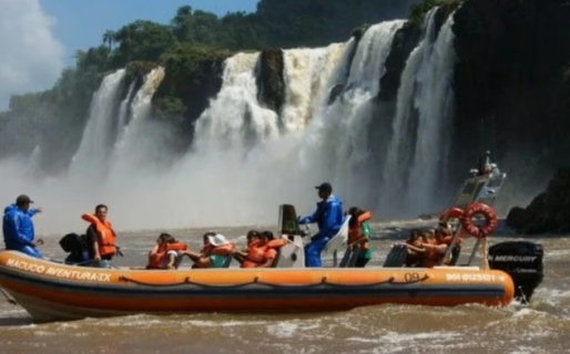 Tragedia en las Cataratas del Iguazú: un turista murió al volcar una lancha durante una excursión