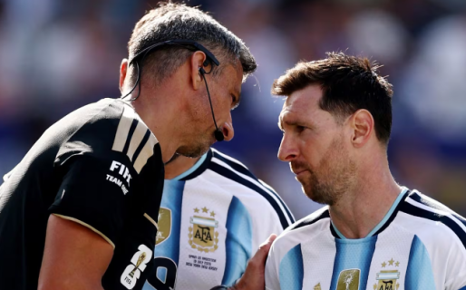 El árbitro de la final entre Argentina y España rompió el silencio tras su repentino retiro y dio detalles de su charla con Messi