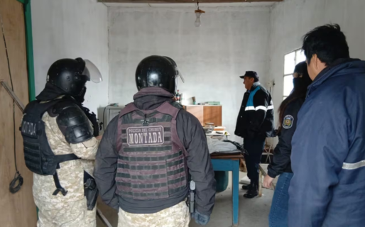 Hicieron un boquete en el techo de un corralón en Chubut y robaron más de $500.000 de una caja fuerte