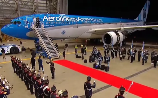 Sin Messi, la Selección argentina aterrizó en Ezeiza y miles de hinchas esperan fuera del aeropuerto